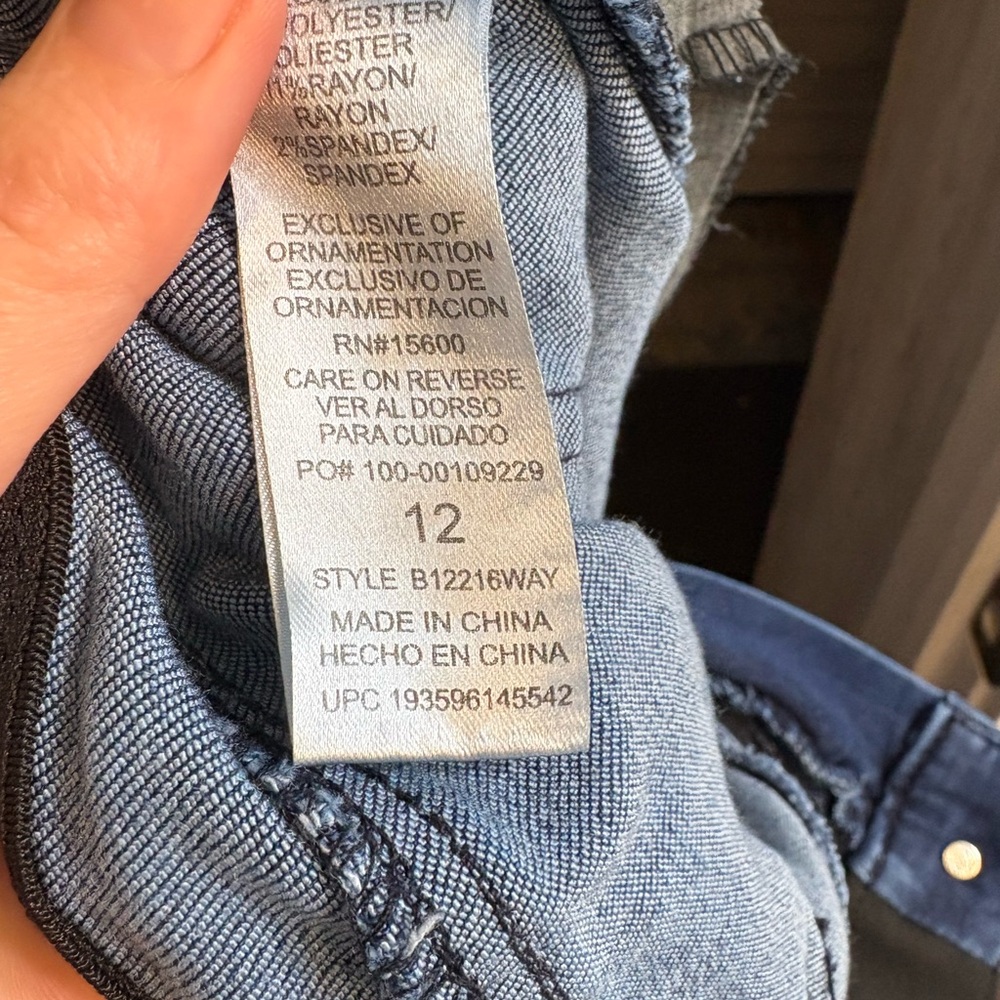 Democracy jeans either some stretch in them and bootcut/flare at the bottom - Picture 6 of 6